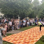 rodzice tańczą z instruktorem.jpg