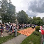 rodzice stoją razem z dziećmi.jpg