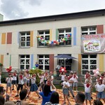 dzieci występują na scenie.jpg