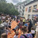 rodzice tańczą razem z dziećmi.jpg