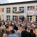 dzieci z grupy wiewiórki tańczą.jpg