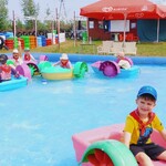dzieci pływają w kolorowych łódkach.jpg