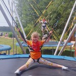 dziewczynka na trampolinie.jpg