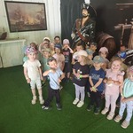 dzieci z grupu liski pozują do zdjęcia z piratem.jpg
