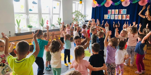 dzieci tańczą i klaszczą.jpg