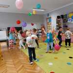 Liski bawią się w sali podrzucając balony