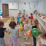 Dzieci z grupy Jeżyki bawią się balonami 