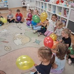 Dzieci z grupy Jeżyki siedzą w kole z balonami w rękach