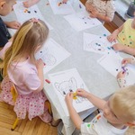 Liski tworzą prace plastyczne przy stolikach 
