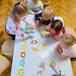 Wspólne układanie puzzli przy stoliku
