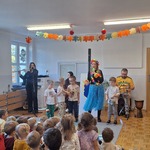 Dzieci występują na scenie razem z aktorami