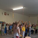 dzieci trzymają kolorowe wstążki.jpg