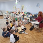 dzieci siedzą na podłodze a pani gra na keybordzie.jpg