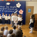 dziewczynki i chłopiec stoją na środku i mówią wierszyk.jpeg