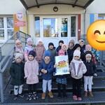 dzieci stoją na schodah przed przedszkolem.jpg