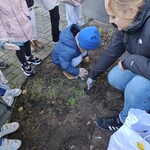chłopiec i nauczycielka robią dziurę w ziemi.jpg