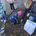 dziewczynka i nauczycielka robią dziurę w ziemi.jpg