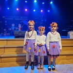 dziewczynki w fioletowych spódniczkach i wianka na głowie.jpg