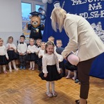 pani dyrektor pasuje dziewczynkę na przedszkolaka.jpeg