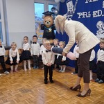 pani pasuje chłopca pluszową kredką.jpeg