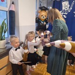 pani rozdaje dzieciom pluszowe kredki.jpeg