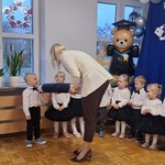 pani dyrektor kładzie duży ołówek chłopcu na ramieniu.jpeg