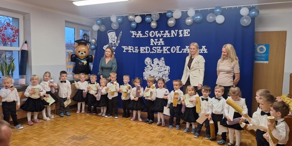 dzieci pozują na scenie do zdjęcia.jpeg