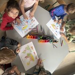 dzieci kolorują mapę świata przy stoliku.jpg