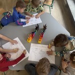 dzieci kolorują mapę świata.jpg