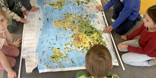 dzieci oglądają mapę świata.jpg