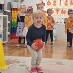 dziewczynka skacze z dynią.jpg