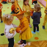 dzieci podają sobie dynie.jpg