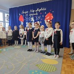 dziewczynki śpiewają pieśń patriotyczną.jpg