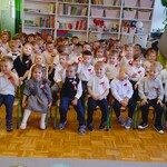 Dzieci z przedszkola siedzące na publiczności.jpg