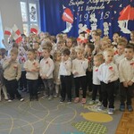 Dzieci śpiewają wspólnie Hymn Polski 