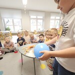 chłopiec stoi z balonem w rękach.jpg