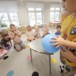 chłopiec trzyma niebieski balon.jpg