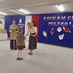 dziewczynka podaje rękę pani w długiej spódnicy.jpg