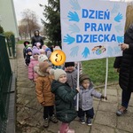 dzieci stoją z banerem praw dziecka.JPG