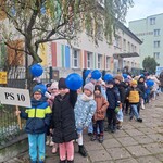 dzieci stoja w parach przed przedszkolem.jpg