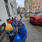 dzieci idą w parach chodnikiem.jpg