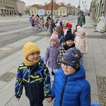 dzieci idą w parach z tyłu ratusz.jpg