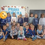 dzieci w niebieskich ubraniach pozują do zdjęcia.jpg
