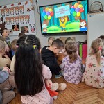 dzieci oglądają film edukacyjny.jpg