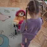 dziewczynka wiezie misia w wózku.jpg