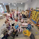 dzieci siedzą i stoją na dywanie trzymają pluszowe misie.jpg