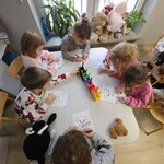 dzieci kolorują przy stolikach.jpg