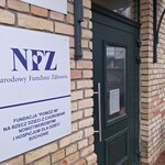 drzwi i napis NFZ.jpg