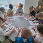 Dzieci wykonują pracę plastyczną - kolorowe drzewa 