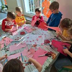 Dzieci wykonują pracę palstyczną - kwiat wiśni 